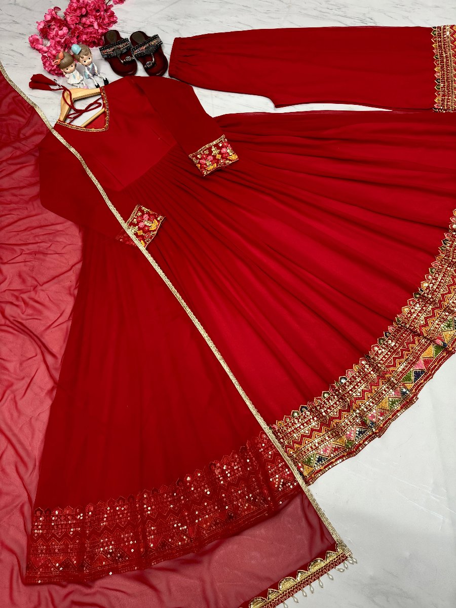 Launching New Đěsigner Festivals & Party Wear Look Fancy Anarkali Gown, Dupatta & Plazzo Set.