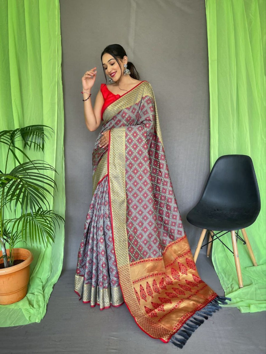 Unique Patola Bandhej Silk Saree In Weaving Gold Zari Border Tassels Saree.